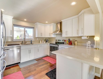 Lakefront Gem: Balcony, Fire Pit & Yard in Everett 2