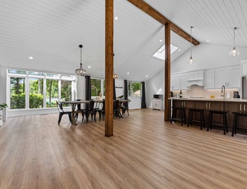 Lakeside Gem: Large 5 Bed 3 Bath Haven in Bancroft! 2