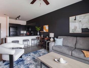 Landing | Chic 1BD, Courtyard 4