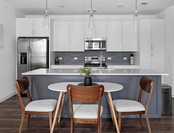 Landing | Chic 2BD, Clubhouse, Pool 2