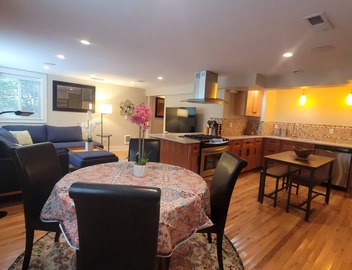 Large 2BR Apartment in North Green Lake 2