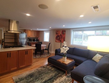 Large 2BR Apartment in North Green Lake 3