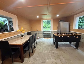 Large 2BR Apartment in North Green Lake 4