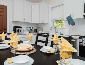 Large 3BR & 2BA Milton Apt w Free Parking, Balcony, TV, AC 141 4