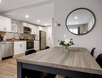 Large Apt | Downtown | AC | Beach | Shops | Walk | 3