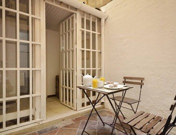 Large charismatic refined open space studio in best quarter 3
