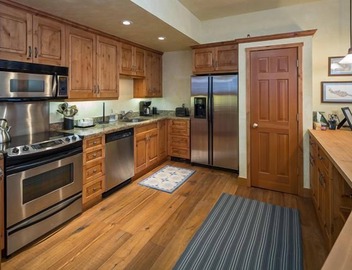 Large Comfortable Condo on 1 level, Spacious stone patio, 5 min to Skiing 4