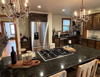 Large, Comfortable & Conveniently located Home 2