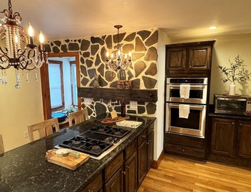Large, Comfortable & Conveniently located Home 3