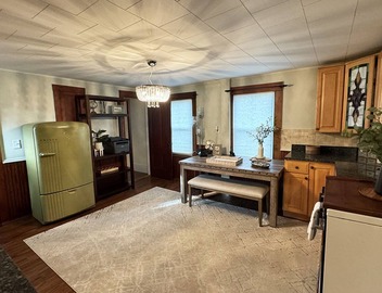 Large, Comfortable & Conveniently located Home 4