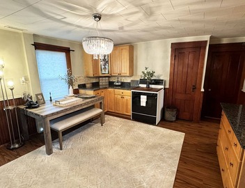 Large, Comfortable & Conveniently located Home 5