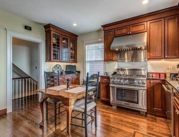 Large Oceanside Apartment. Walk to the beach and many restaurants. Pet Friendly 4