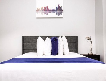Large Stylish Newbury Street Studio w/Kitchen 3