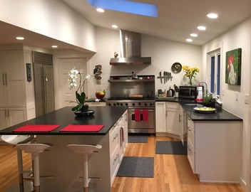 Large, Sunny 4 Bedroom Home Sleeps 8 and 1 minute to Five Fabulous Restaurants 2