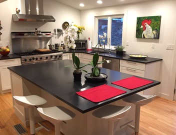 Large, Sunny 4 Bedroom Home Sleeps 8 and 1 minute to Five Fabulous Restaurants 3