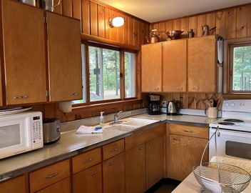 Leaning Pine: A Quiet Lakefront Cottage 3