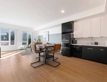 Light-Filled Artsy Stay in Little Tokyo, Walk to best Sushi Bars and Metro 4
