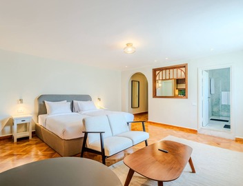 Longchamps Hotel 5