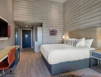 Look No Further! Free Parking & Gym. Minutes to the Best Restaurants & Shopping 2