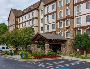 Look No More! Contemporary 1BR Suite with Full Kitchen, Pets are Welcome! 2