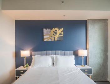 Lovely 1BD - Central Downtown - Gym, Pool, Parking 2