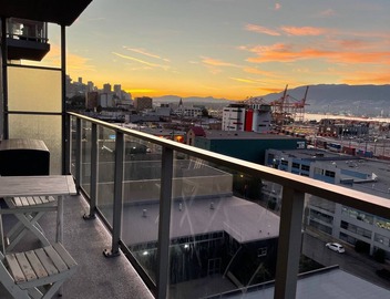 Lovely 2BD condo with amazing views + free parking 5