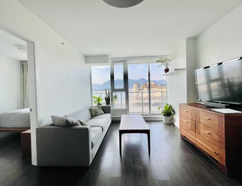 Lovely 2BD condo with amazing views + free parking 2