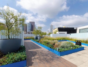 Lovely 3BR Apt w/Balcony & Rooftop Pool + Views 3