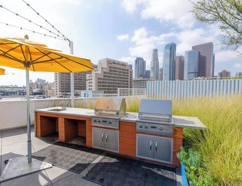 Lovely 3BR Apt w/Balcony & Rooftop Pool + Views 4