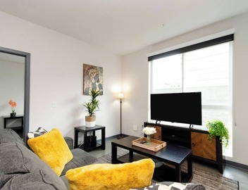 Lovely 3BR Apt w/Balcony & Rooftop Pool + Views 5