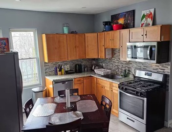 Lovely fully equipped 4-bedroom apartment in charming Boston with parking. 3