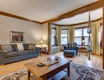 Lovely Near Loyola - Enjoy the Wonderful Outdoor Space and Sun Room - Room for the Whole Crew apts 2