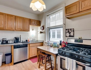 Lovely Near Loyola - Enjoy the Wonderful Outdoor Space and Sun Room - Room for the Whole Crew apts 4