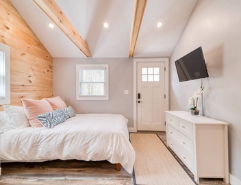 Lovely Studio with Full Kitchen + Private Deck! 2