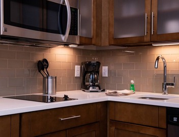 Lovely Suite! Free Breakfast Buffet. Pool, Hot Tub & Waterslide Access. Close to Salt Palace Convention Center! 2