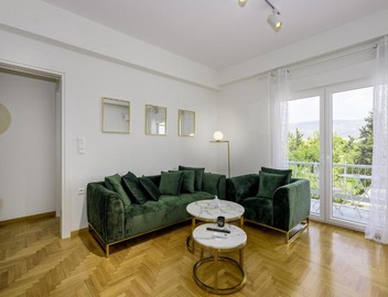 Lush Emerald apt steps from Acropolis & Plaka! 3