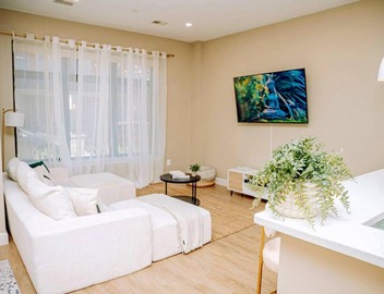 Luxe 2BR House Private Entry Free parking 2