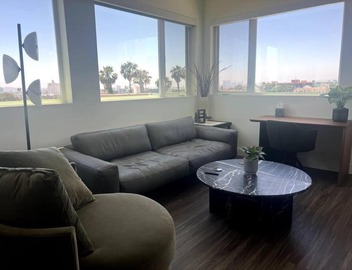 Luxe Corner One Bedroom, Prime Hollywood with Parking 4