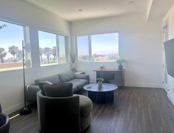 Luxe Corner One Bedroom, Prime Hollywood with Parking 3