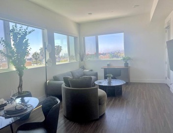 Luxe Corner One Bedroom, Prime Hollywood with Parking 2