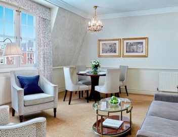 Luxe Living in Mayfair with Marriott's 2BR Deluxe Suite 3