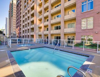 Luxe Long Beach Condo w/Pool: 1 Mi to Shoreline! 2