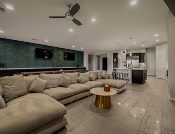 Luxe Villa 5bd, 15min to airport!Saltwater pool&heated spa, new outdoor kitchen! 2