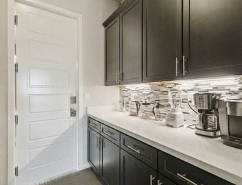 Luxe Villa 5bd, 15min to airport!Saltwater pool&heated spa, new outdoor kitchen! 5