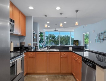 Luxurious 2/2 Downtown Apartment 4