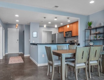 Luxurious 2/2 Downtown Apartment 5