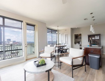 Luxurious large Downtown Top Floor Corner 2 Bed 2 bath - #621 5