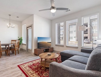 Luxury 1BD/1BA Near The Airport 3888 5