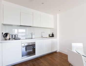 Luxury 2-bed Flat, Parking Near Tube and Emirates 4