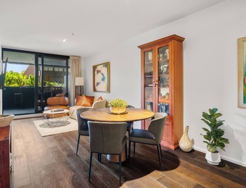Luxury 2B2B Albert Park Lakeside Apartment w/Car Park, Pool, Sauna & Gym 3